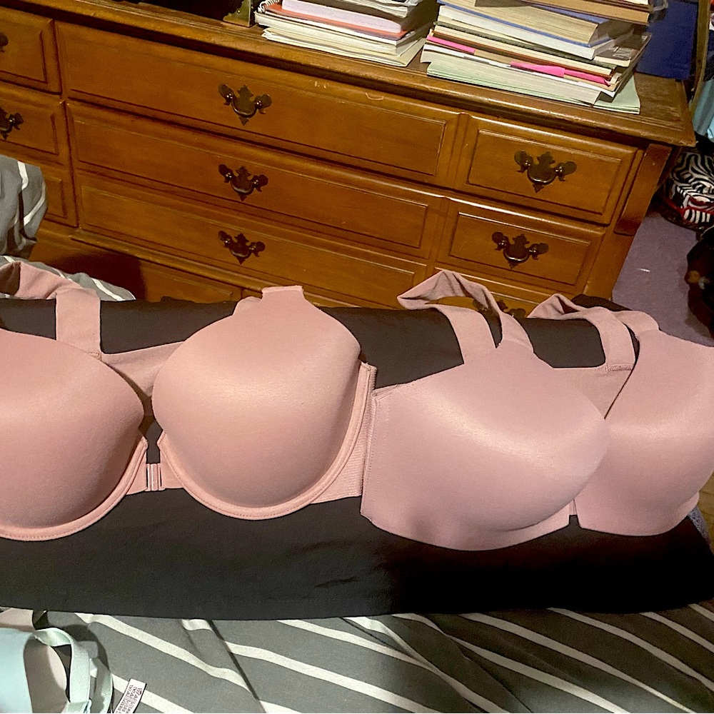 lot of 2 spanx bras 34d one has underwire other wirefree some pealing on back